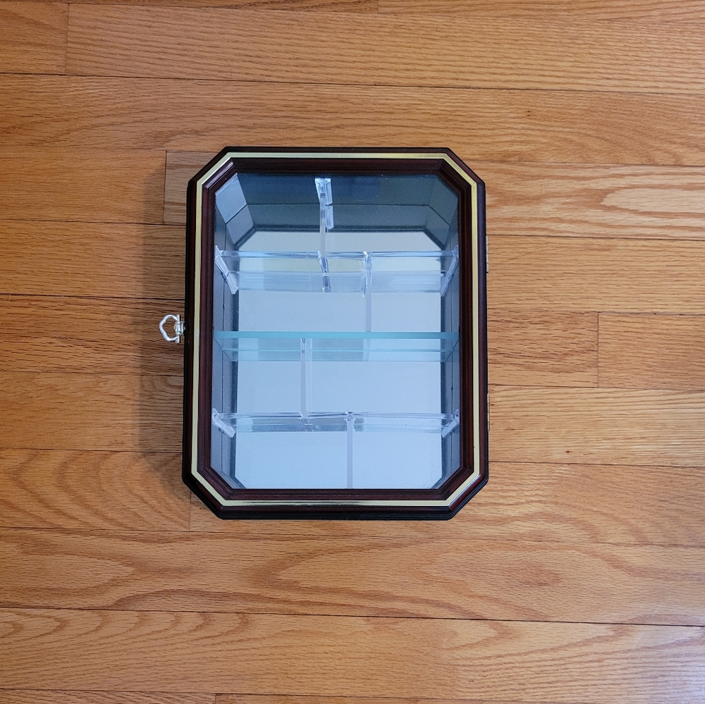 💚 À 10" × 8" ornament display box with eight shelves that are 2.5" deep.